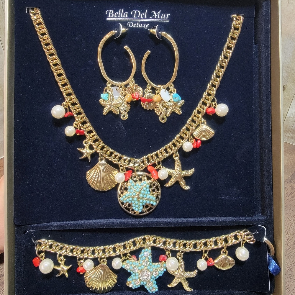 New, Bella Del Mar Jewelry Starfish Shells Necklace, Bracelet, and Earrings Set